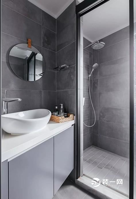 卫生间采用干湿分离设计,灰色调的装修很有现代感.