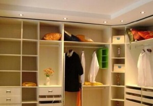 衣柜是定制好还是木工做好？成品衣柜适合哪些家庭?